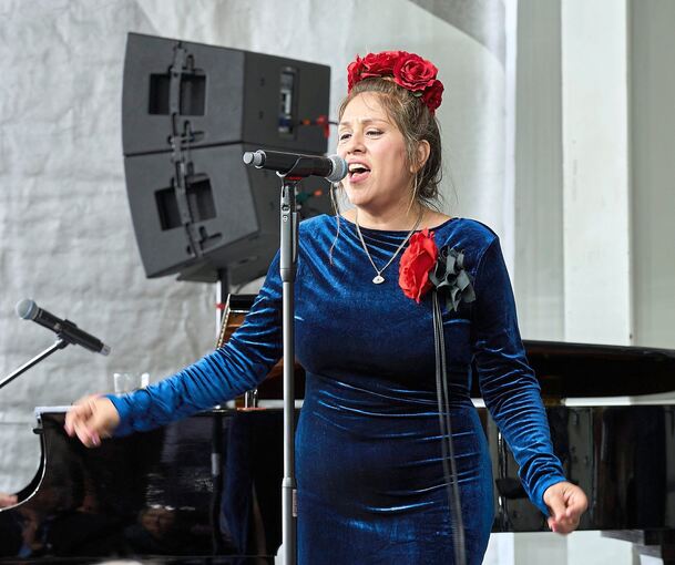 Sängerin Eva Leticia in Aktion.