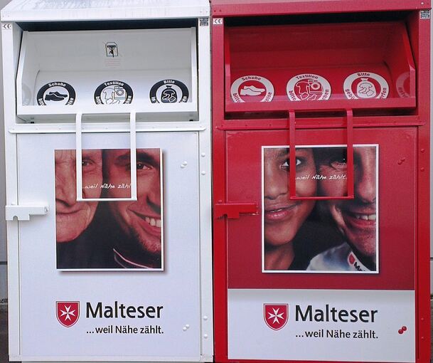 Wie erkennt man, ob Altkleidercontainer von der angegebenen Organisation aufgestellt worden sind? Hier ist es zweifellos der Malteser Hilfsdienst.