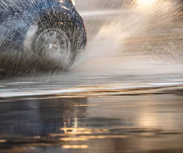 Zu viel Wasser und zu viel Tempo hatte laut Polizei ein 21-Jähriger in der Nacht drauf, weshalb die Fahrt in der Schutzplanke en Zu viel Wasser und zu viel Tempo hatte laut Polizei ein 21-Jähriger in der Nacht drauf, weshalb die Fahrt in der Schutzplanke endete. Symbol