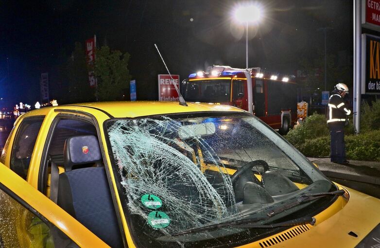 Der Aufprall des Fußgängers war so heftig, dass er noch gegen die Windschutzscheibe geschleudert wurde. Fotos: KS-Images.de/A. Rometsch