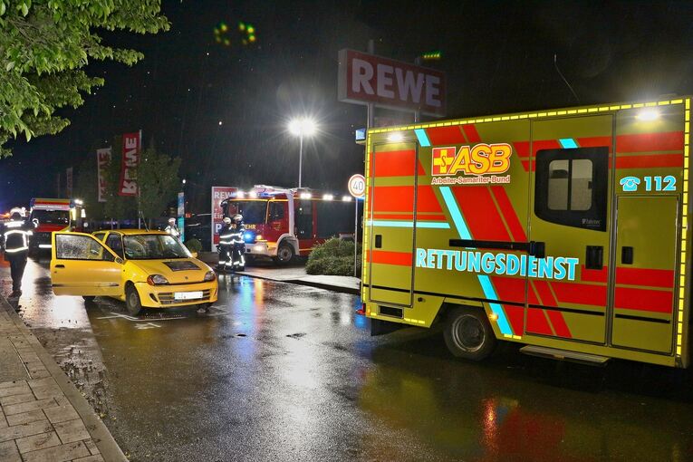 Auch die Feuerwehr war vor Ort zur Erstversorgung und dann Ausleuchtung der Unfallstelle.