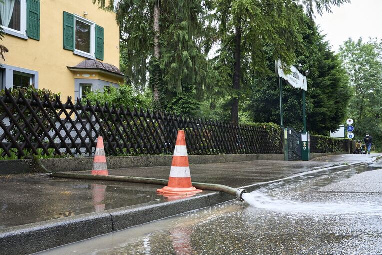 Das Wasser aus dem Keller am Uferstüble wird auf die Straße gepumpt. Foto: Andreas Becker