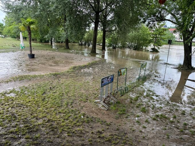 Foto von Sonntagmittag: Am Uferstüble geht das Wasser langsam zurück. Foto: Orhan Özbagci/p