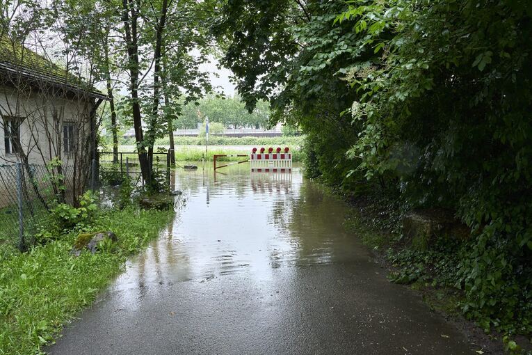 Das Wasser überflutet die Wege. Foto: Andreas Becker