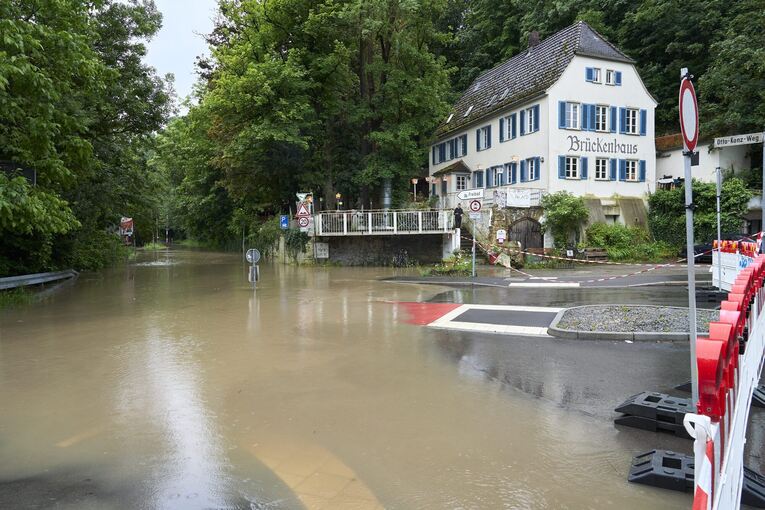 Das Wasser überflutet den Konzweg bis zum Brückenhaus. Foto: Andreas Becker