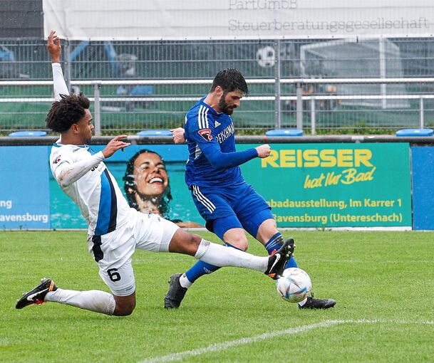 Mit vollem Einsatz zum Ziel: Kevin Ikpide (links, 08) wirft alles rein.