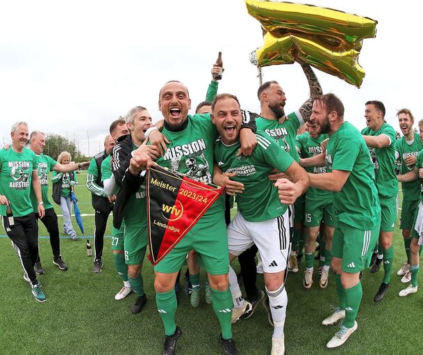 So sehen Meister aus: Der TSV Heimerdingen feiert seinen Erfolg.