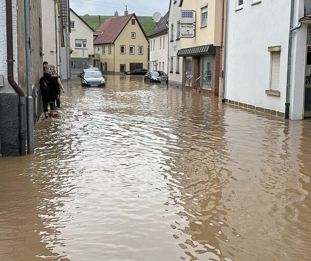 Der Baumbach trat in Walheim über die Ufer.