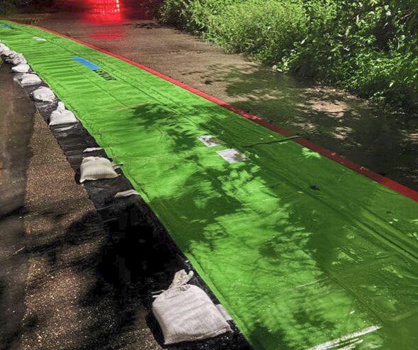 Noch in der Nacht wurde dieses Schutzsystem in Neckarrems ausgelegt. Foto: Dirk Schönberger