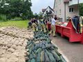 In Remseck werden Sandsäcke aufgeschichtet.