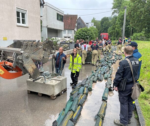 In der Mühlstraße in Neckarrems werden vorsorglich Sandsäcke verteilt.