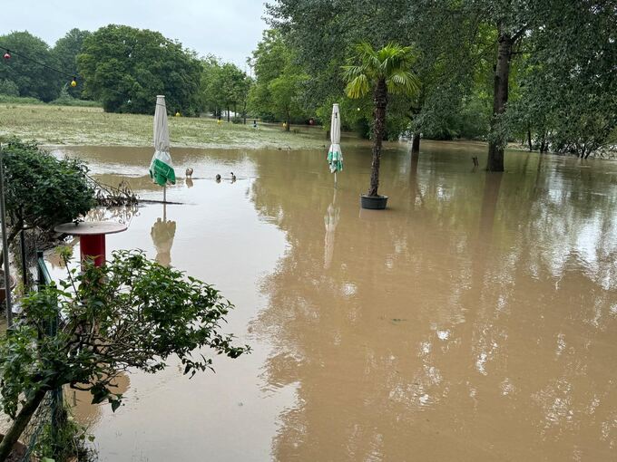 Wasser überall: Im Uferstüble in Hoheneck ist weiter kein Land in Sicht. Foto: Orhan Özbagci/p