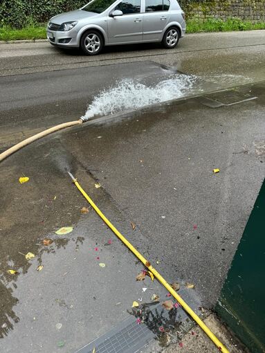 Erneut wurden im Gebäude Uferstüble Pumpen eingesetzt, um den Keller auszupumpen. Foto: Orhan Özbagci/p