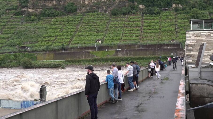 An der Schleuse in Poppenweiler wälzen sich die Wassermassen. Foto: 7aktuell.de/Alexander Hald