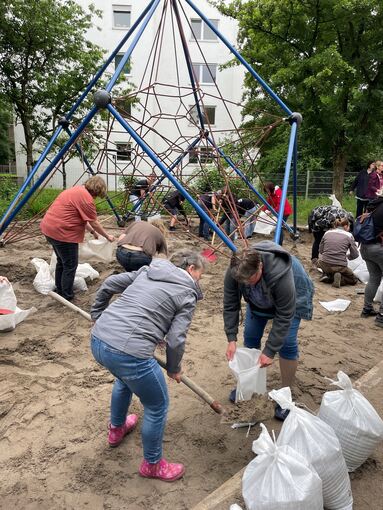 Auf Spielplätzen befüllen Steinheimer Sandsäcke, um ihr Hab und Gut vor dem Wasser zu schützen. Foto: Holm Wolschendorf