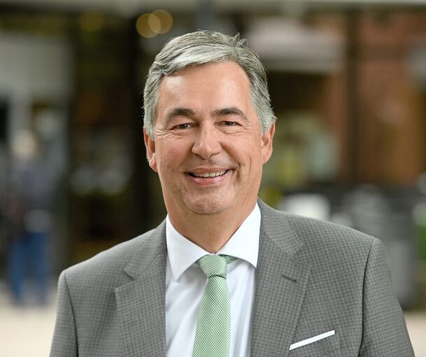 Landrat Dietmar Allgaier sitzt im Krisenstab des Landkreises.