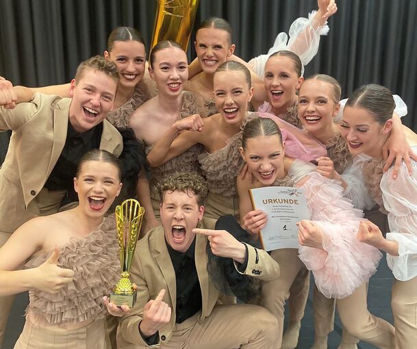 Stolze Sieger: Dance Works feiern den Gewinn der Bundesliga.
