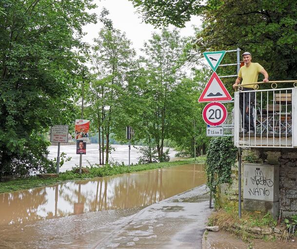 Aristofanis Chatzidis hat vom Brückenhaus einen guten Überblick über den Wasserstand.