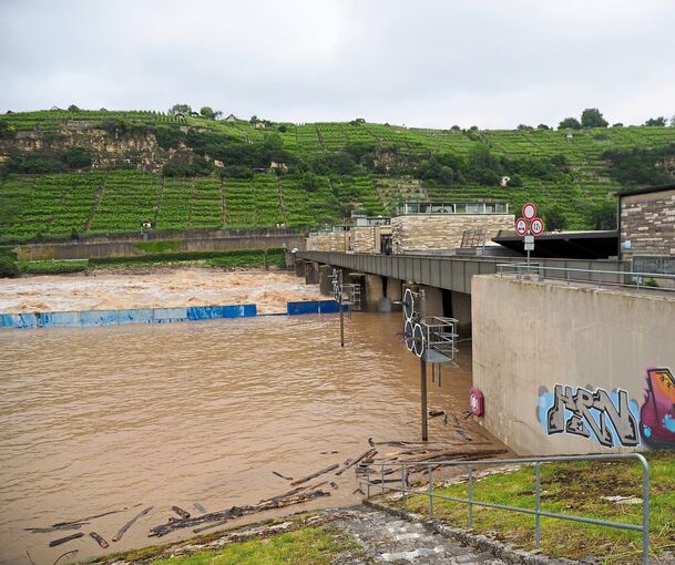 An der Schleuse in Poppenweiler ist das Wasser weiter gefährlich hoch.