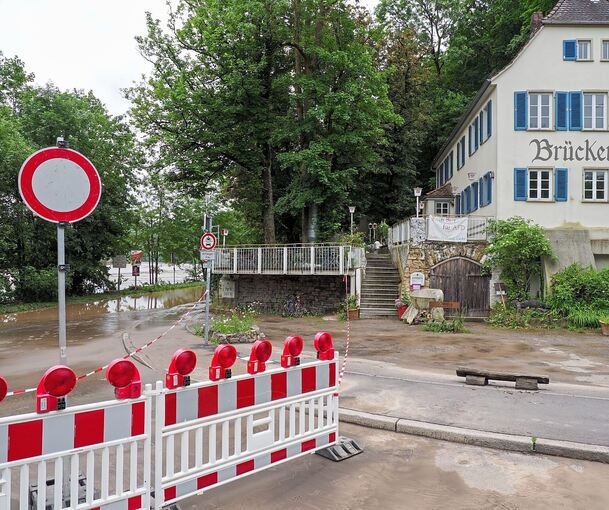 Kein Durchkommen mehr: Der Otto-Konz-Weg zum Freibad Hoheneck ist wegen Überflutung gesperrt. Foto: Holm Wolschendorf Kein Durchkommen mehr: Der Otto-Konz-Weg zum Freibad Hoheneck ist wegen Überflutung gesperrt.