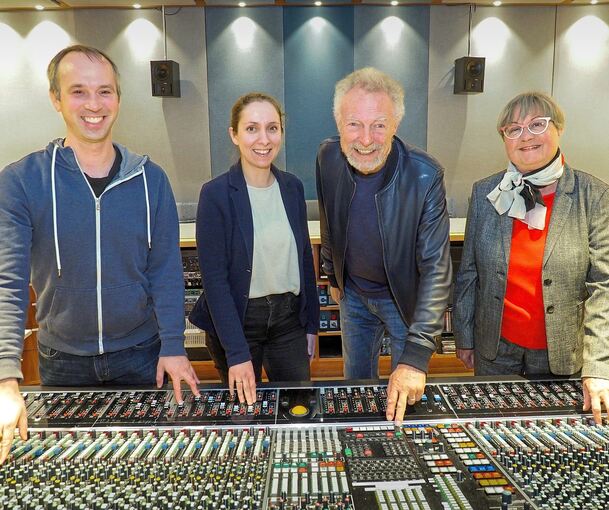 „Wir möchten Künstler unterstützen, die bei Bundesförderungen gern mal untergehen“: Die Geschäftsleitung haben längst Bettina Bertók-Thumm und Michael Thumm (links) übernommem – aber Reiner Oppelland und Eva Bauer-Oppelland mischen beim Freundeskreis