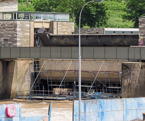 An einem der drei Schleusentore ist aktuell ein Gerüst angebracht.