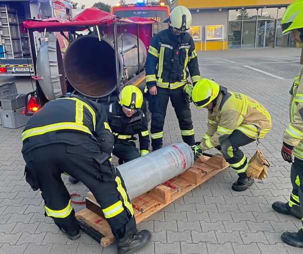 Gut gesichert durch die Feuerwehren wurde die defekte Gasflasche dann abtransportiert. Foto: Feuerwehr Eberdingen Gut gesichert durch die Feuerwehren wurde die defekte Gasflasche dann abtransportiert.