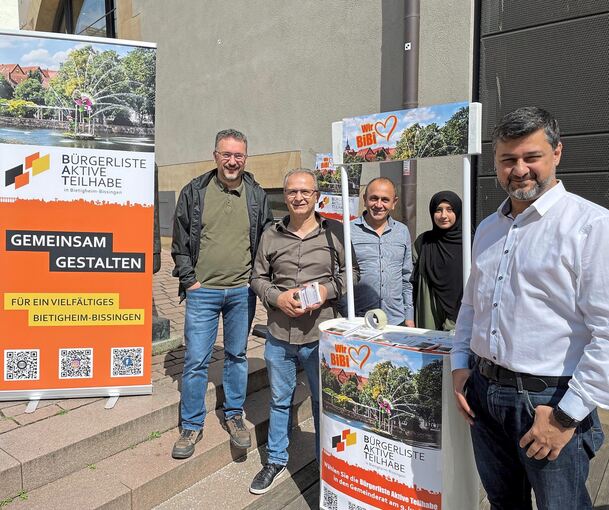 Mit ihrem „Wahlkampfstand 1.0“ war die BAT-Liste während des samstäglichen Markts in den Ferien präsent, so Kerem Erdogan (re.). Die 2.0-Version gebe es dann in fünf Jahren, scherzte er.