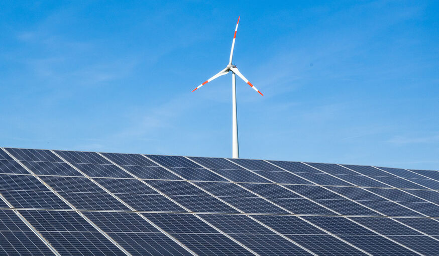 Ein Windrad steht hinter einem Solarfeld nahe der Autobahn: An diesen Anblick werden sich auch die Menschen im Kreis Ludwigsburg gewöhnen müssen. Foto: dpa