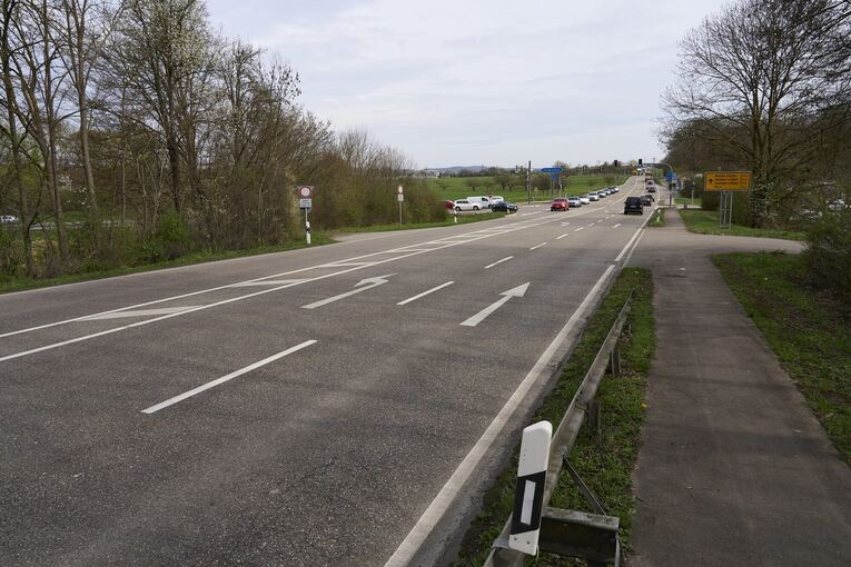 Die Linksabbiegespur Richtung Heilbronn wird an der Auffahrt zur A81 verlängert.