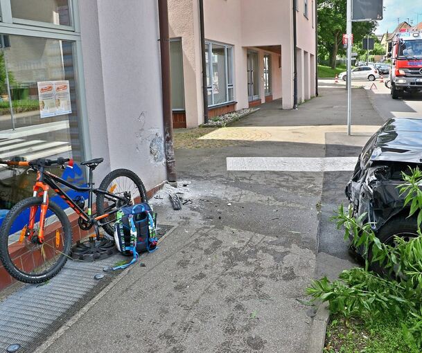 Das Fahrrad des Jungen und rechts die Front des Wagens, der gegen die Hauswand prallte.