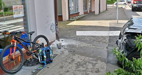 Car crashes into building in Möglingen and hits a boy