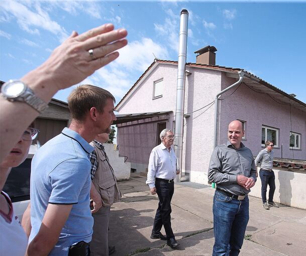 Der Petitionsausschuss des Landtags sieht sich auf dem Sachsenheimer Leonhardshof um.