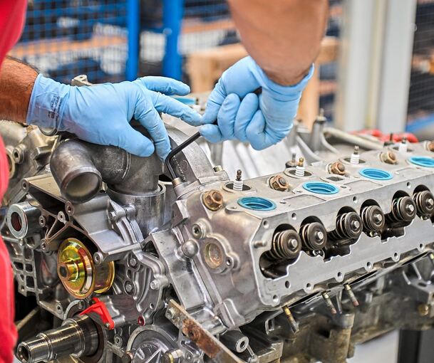 Im Zentrum stehen die Motoren, hier der eines Porsche 928, die zerlegt und mit höchster Präzision wieder zusammengebaut werden – falls nötig mit originalen Neuteilen.