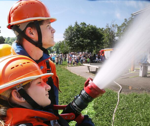 Wasser marsch! Die Jugendlichen sind bei der Übung mit Konzentration dabei.