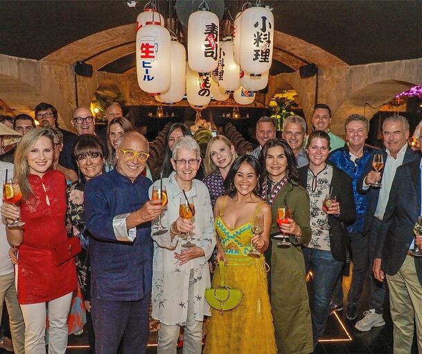 Viel Ludwigsburger Prominenz hat sich für einen guten Zweck im Mamasaki getroffen. Vorne Jürgen Pflugfelder neben der Vorsitzenden des Kinderschutzbundes Christa Holtzhausen.