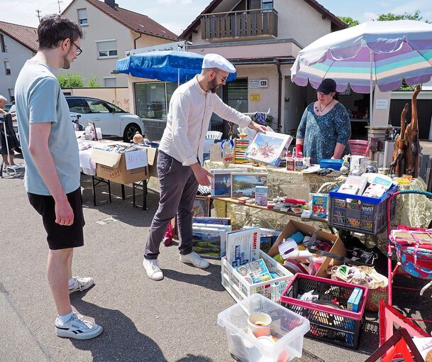 Beim Ortsflohmarkt in Neckarweihingen können die Besucher fast alles kaufen. Über 80 Haushalte haben sich an der Aktion beteiligt.
