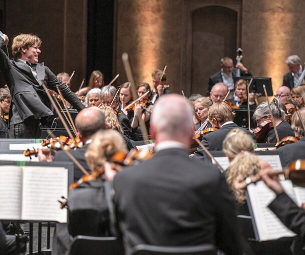 Vollgas im Forum: Klaus Mäkelä dirigiert und spielt Cello, daneben sein Duopartner Daniel Lozakovich an der Violine.