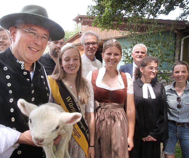 Schäfer Hans-Peter Schuhmacher mit den Gästen, darunter die Lammkönigin Anja Schmid (rechts von ihm) und die Württembergische Weinprinzessin Jule Mayer .