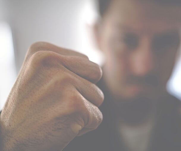 Der unbekannte Citroën-Fahrer soll auf den Rollerfahrer mit Fäusten eingeschlagen haben.