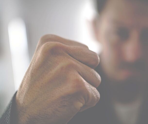 Mit einem Faustschlag wurde der 30-Jährige niedergestreckt. Mit einem Faustschlag wurde der 30-Jährige niedergestreckt.