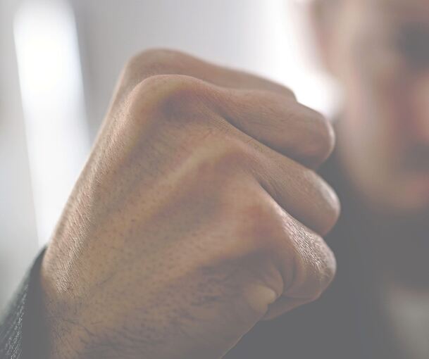 Ein 60- bis 70-jähriger Mann soll mit der Faust zugeschlagen haben. Ein 60- bis 70-jähriger Mann soll mit der Faust zugeschlagen haben.