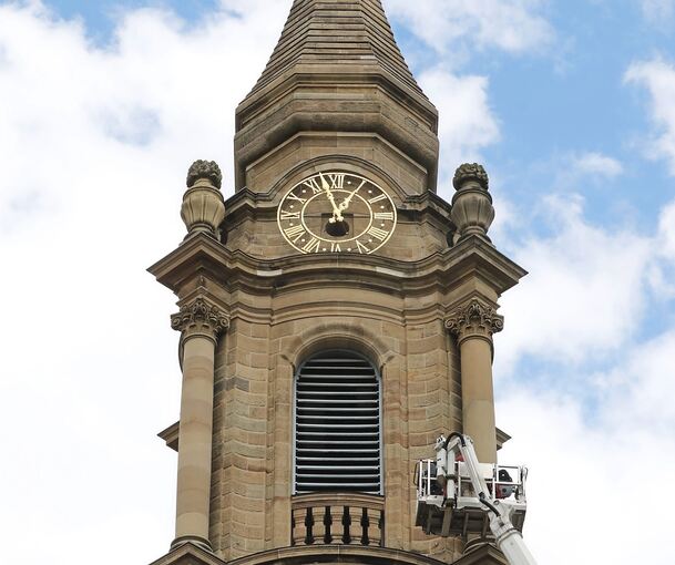 Ein Baukran steht an der Friedenskirche, damit Lamellen an zwei Fensterläden ausgetauscht werden können.