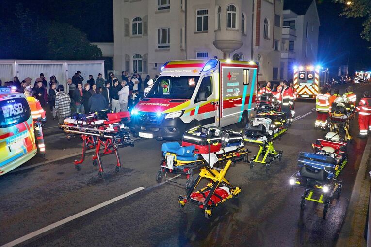 77 Menschen wurden evakuiert.