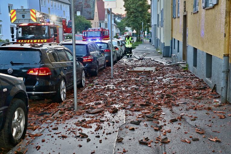 Die Straße war von Splittern übersät.