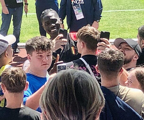 Autogramm- und Selfie-mit-Star-Hype um Amadou Onana.