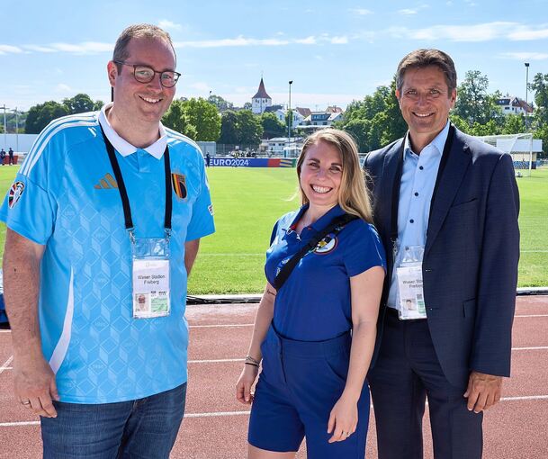 Steffen Kegreiß (links), der Erste Beigeordnete, hat durch den Besuch der Belgier sozusagen einen Zweitjob erhalten. Rechts: der scheidende Bürgermeister Dirk Schaible mit einer UEFA-Mitarbeiterin.