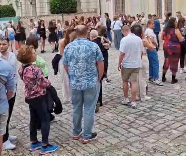 Dutzende Besucher warten bei Melodic Wine vor den Toiletten.