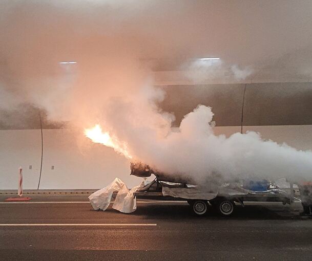 Nächtlicher Einsatz im Engelbergtunnel auf der A 81: In der Weströhre wird erprobt, ob die Brandmeldeanlage funktioniert.