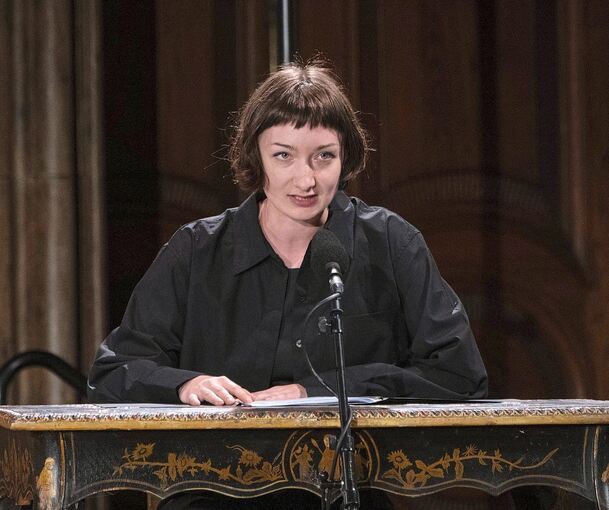 Amelie Schmidt bei der Rezitation im Ordenssaal.